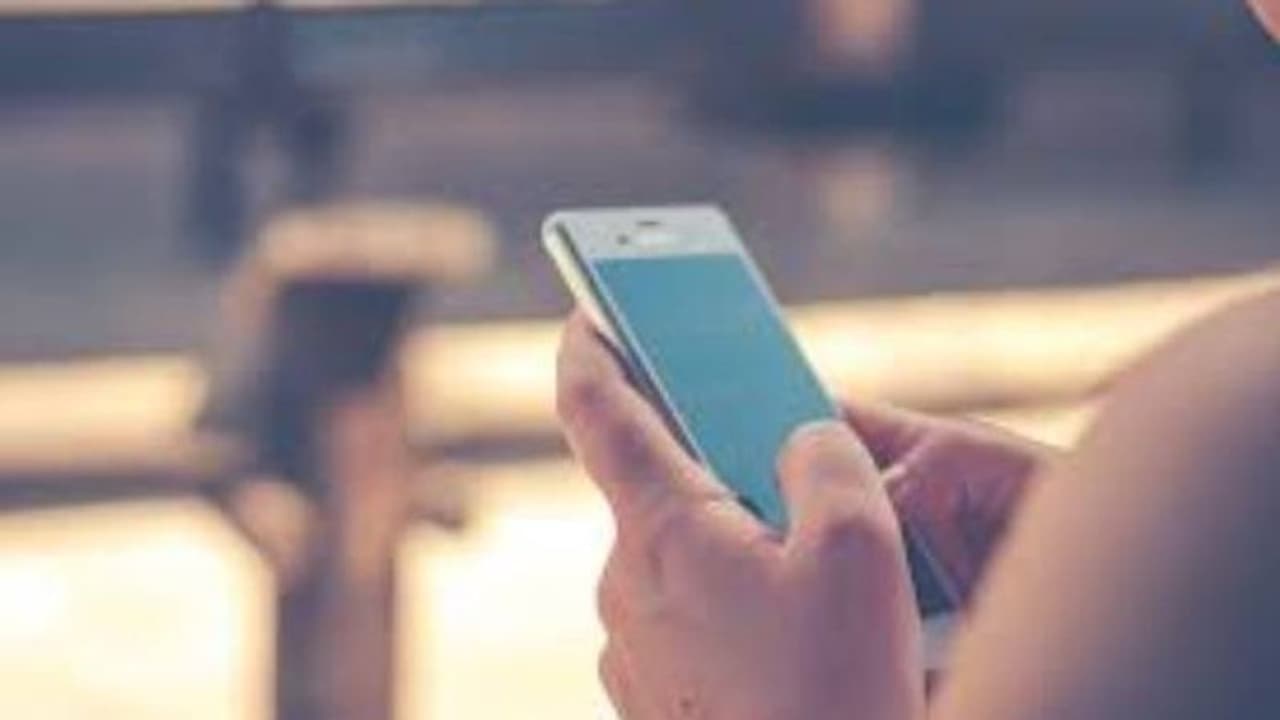 65 കാരനെ രാത്രി 11 മണിക്ക് വീട്ടിലേക്ക് വിളിച്ചുവരുത്തി, ഹണി ട്രാപ്പിൽ കുടുക്കി; 2 ലക്ഷം തട്ടിയെന്ന് പരാതി