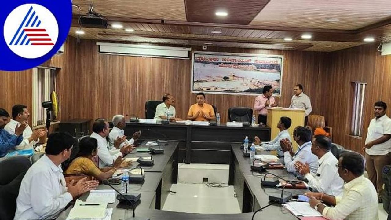 ಚಿತ್ರದುರ್ಗ: ಸರ್ಕಾರಿ ಕೆಲಸ ಮಾಡಿಕೊಡಲು ಹಣ ಕೇಳಿದ್ರೆ ಕ್ರಿಮಿನಲ್ ಮೊಕದ್ದಮೆ: ಸಿಇಒ ದಿವಾಕರ್ ಎಚ್ಚರಿಕೆ 