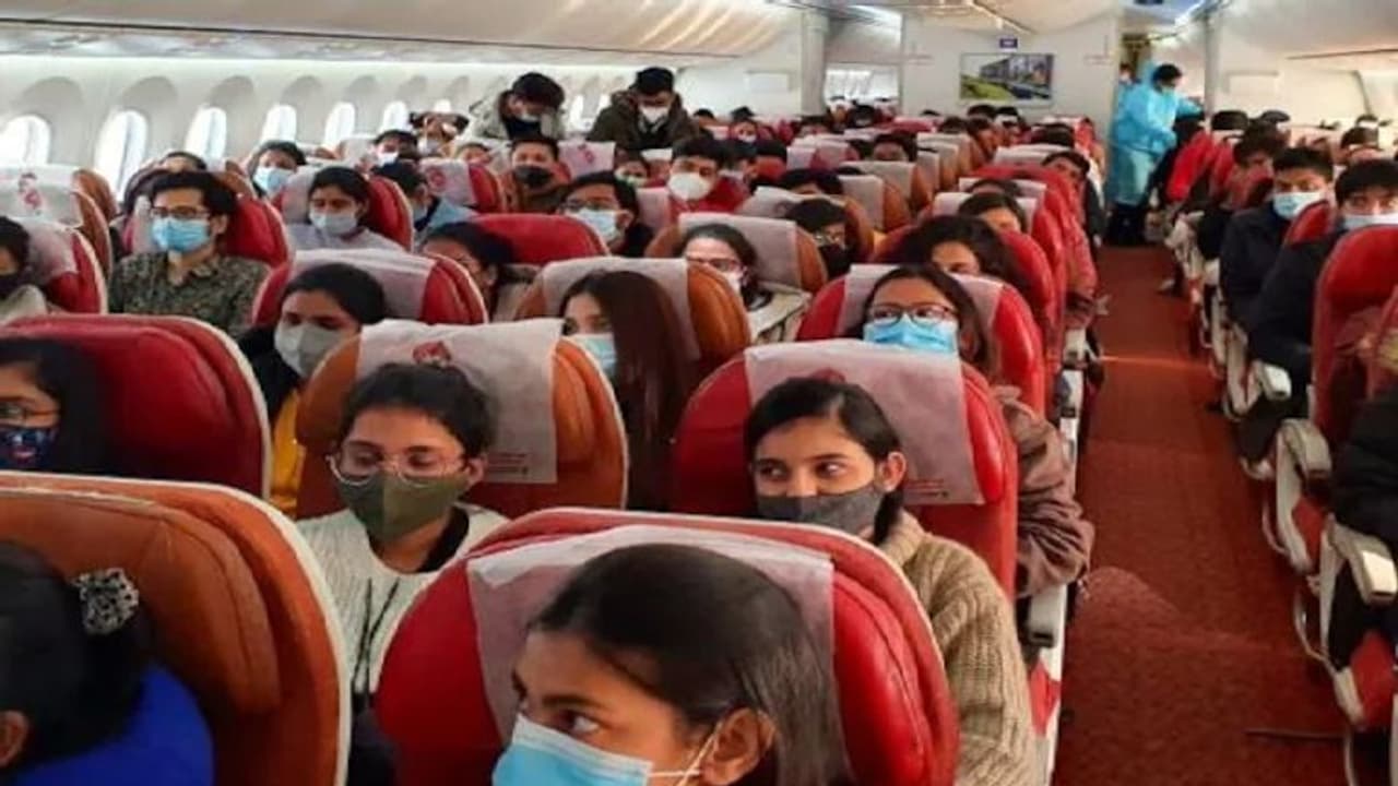 இனி விமானத்தில் முகக்கவசம் அணியத்தேவையில்லை... அறிவித்தது விமானப்போக்குவரத்து அமைச்சகம்!! இனி விமானத்தில் முகக்கவசம் அணியத்தேவையில்லை... அறிவித்தது விமானப்போக்குவரத்து அமைச்சகம்!!