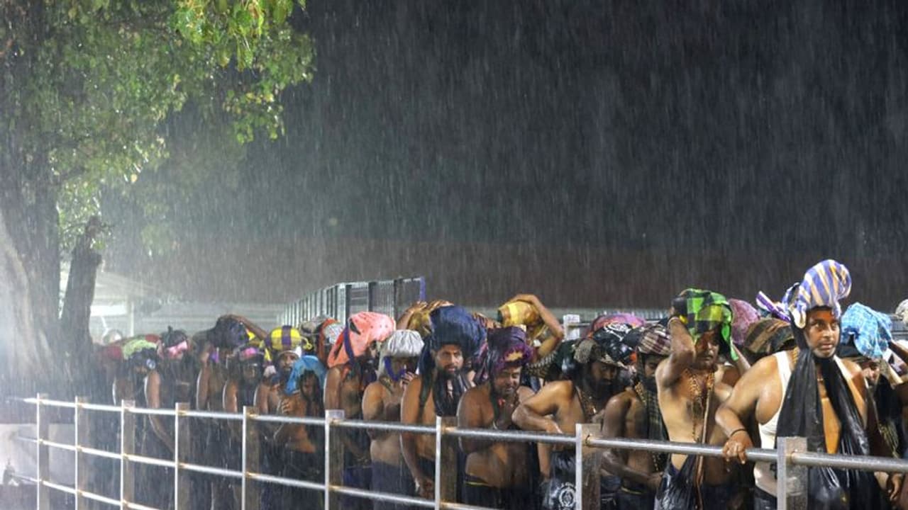 ശബരിമലയിൽ കനത്ത തിരക്ക്: നിലയ്ക്കലിലെ പാർക്കിംഗ് ഗ്രൗണ്ട് നിറഞ്ഞു, വാഹനങ്ങൾ നിയന്ത്രിച്ച് കടത്തി വിടുന്നു ശബരിമലയിൽ കനത്ത തിരക്ക്: നിലയ്ക്കലിലെ പാർക്കിംഗ് ഗ്രൗണ്ട് നിറഞ്ഞു, വാഹനങ്ങൾ നിയന്ത്രിച്ച് കടത്തി വിടുന്നു