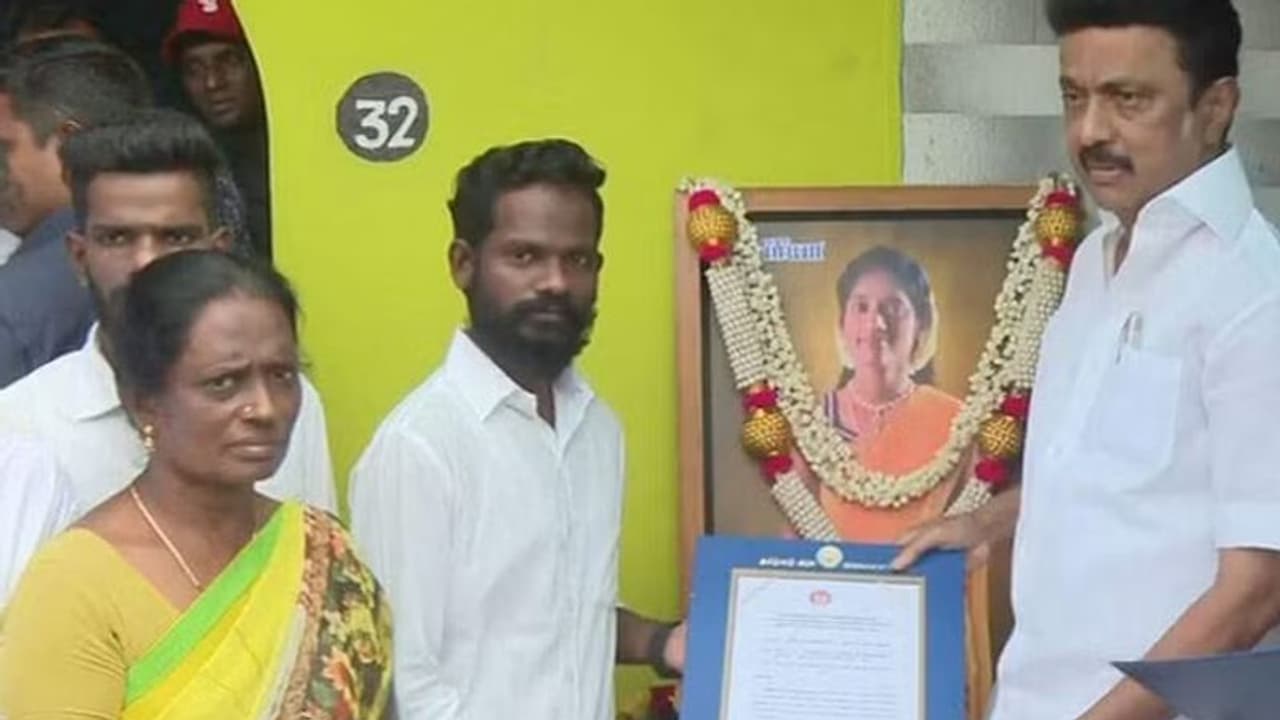 கால்பந்து வீராங்கனை பிரியா இல்லத்திற்கு சென்ற முதல்வர்.. ரூ.10 லட்சம் நிதி, அரசு வேலை, வீடு வழங்க ஆணை..! கால்பந்து வீராங்கனை பிரியா இல்லத்திற்கு சென்ற முதல்வர்.. ரூ.10 லட்சம் நிதி, அரசு வேலை, வீடு வழங்க ஆணை..!