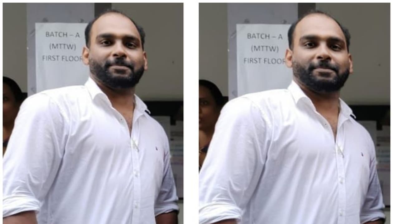 രാവിലെ സ്കൂളിലേക്ക് പോയ അധ്യാപകൻ കാറിനുള്ളിൽ മരിച്ച നിലയിൽ, ഹൃദയാഘാതമെന്ന് സംശയം രാവിലെ സ്കൂളിലേക്ക് പോയ അധ്യാപകൻ കാറിനുള്ളിൽ മരിച്ച നിലയിൽ, ഹൃദയാഘാതമെന്ന് സംശയം