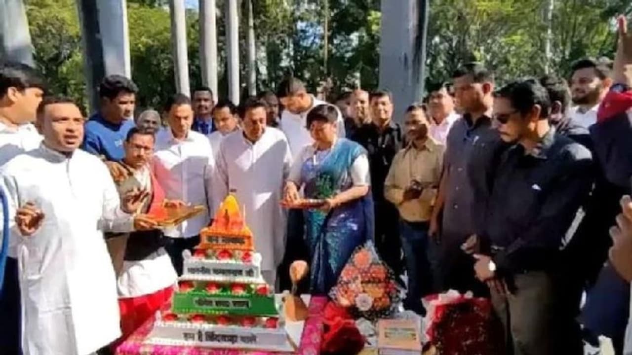 कमलनाथ ने जन्मदिन पर काटा हनुमानजी की तस्वीर लगा केक, मचा बवाल...सीएम शिवराज बोले ये बगुला भगत कमलनाथ ने जन्मदिन पर काटा हनुमानजी की तस्वीर लगा केक, मचा बवाल...सीएम शिवराज बोले ये बगुला भगत