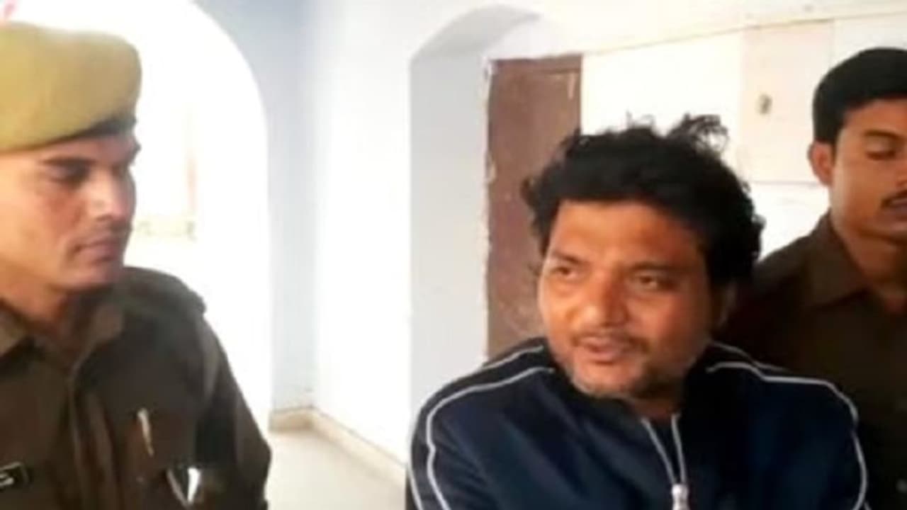 अय़्याश बेटे ने खुद को अगवा करने की रची साजिश, पिता को भेजा मैसेज, कहा 30 लाख नहीं मिले तो कर देंगे 300 टुकड़े अय़्याश बेटे ने खुद को अगवा करने की रची साजिश, पिता को भेजा मैसेज, कहा 30 लाख नहीं मिले तो कर देंगे 300 टुकड़े