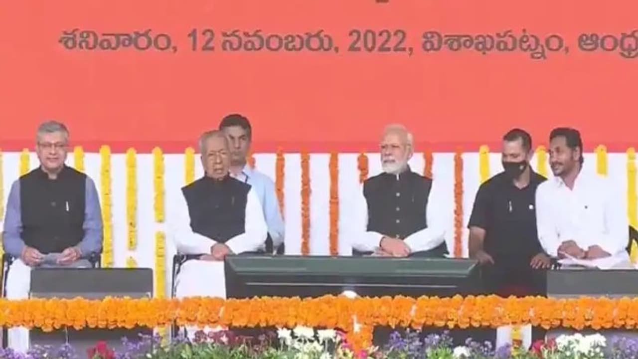 ప్రధాని మోడీ విశాఖ పర్యటన.. అనుకూలంగా మార్చుకోవడంలో విజయం సాధించిన సీఎం జగన్.. ప్రధాని మోడీ విశాఖ పర్యటన.. అనుకూలంగా మార్చుకోవడంలో విజయం సాధించిన సీఎం జగన్..