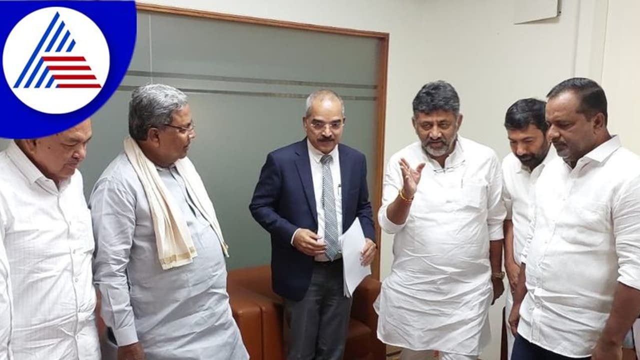 ಮತದಾರರ ಮಾಹಿತಿ ಕಳ್ಳತನ, ಬಿಜೆಪಿ ಮೇಲೆ ಮುಗಿಬಿದ್ದ ಕಾಂಗ್ರೆಸ್, ಚುನಾವಣಾ ಆಯೋಗದಿಂದ ಸ್ಪಷ್ಟನೆ! ಮತದಾರರ ಮಾಹಿತಿ ಕಳ್ಳತನ, ಬಿಜೆಪಿ ಮೇಲೆ ಮುಗಿಬಿದ್ದ ಕಾಂಗ್ರೆಸ್, ಚುನಾವಣಾ ಆಯೋಗದಿಂದ ಸ್ಪಷ್ಟನೆ!