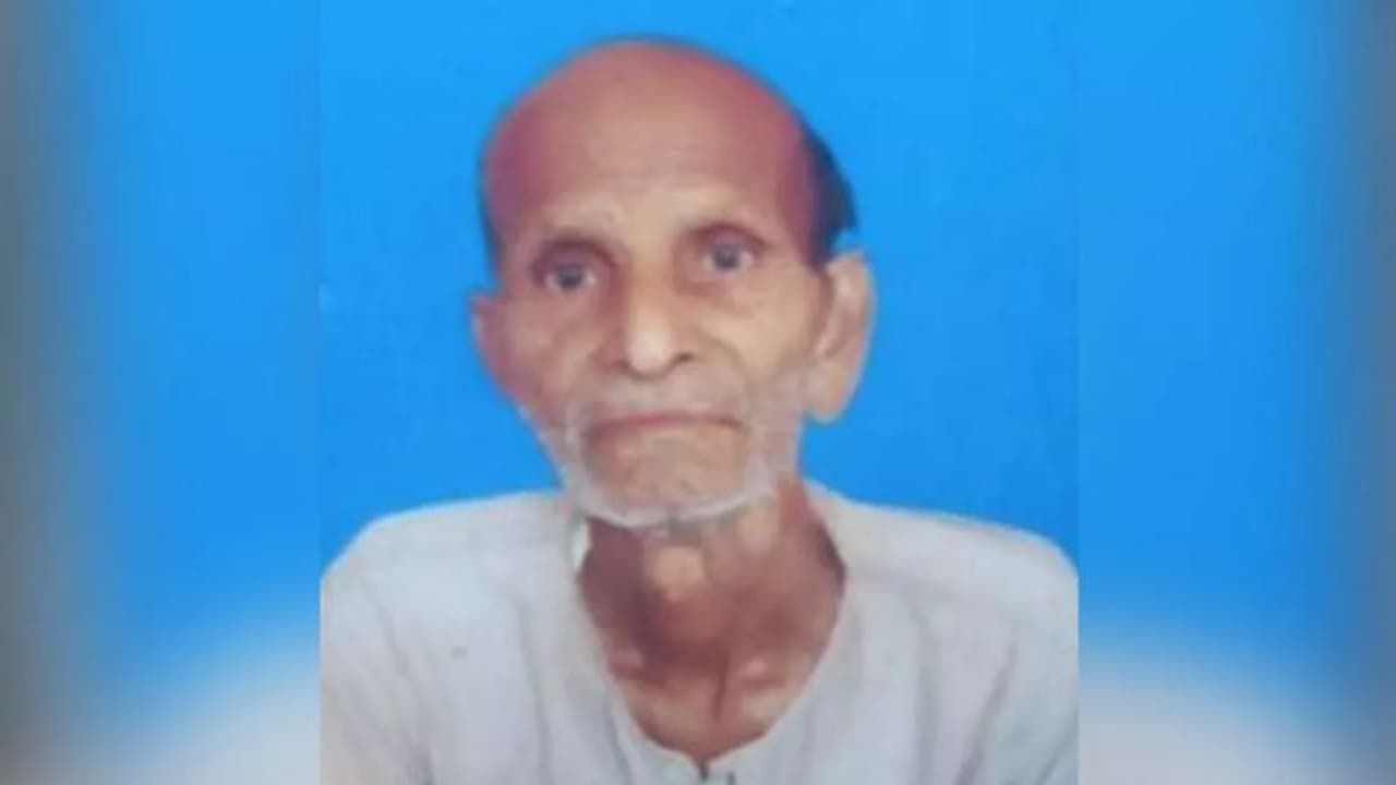 कागजों पर मौत के बाद सबूत देते देते जिंदगी की जंग हार गया बुजुर्ग, न्यायालय में ही तोड़ा दम