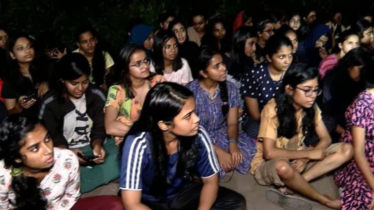 മെഡിക്കൽ കോളേജ് വനിതാ ഹോസ്റ്റലിലെ നിയന്ത്രണം: വിവേചനം പാടില്ല, അന്വേഷിക്കുമെന്ന് വനിതാ കമ്മീഷൻ