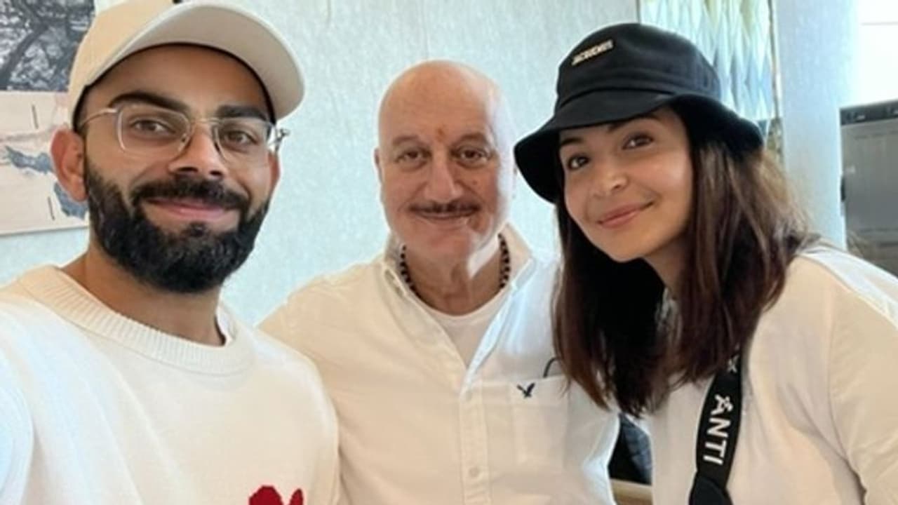 ವಿರುಷ್ಕಾ ಜೋಡಿಯನ್ನು ಭೇಟಿಯಾದ ಅನುಪಮ್ ಖೇರ್..! ಫೋಟೋ ವೈರಲ್ ವಿರುಷ್ಕಾ ಜೋಡಿಯನ್ನು ಭೇಟಿಯಾದ ಅನುಪಮ್ ಖೇರ್..! ಫೋಟೋ ವೈರಲ್