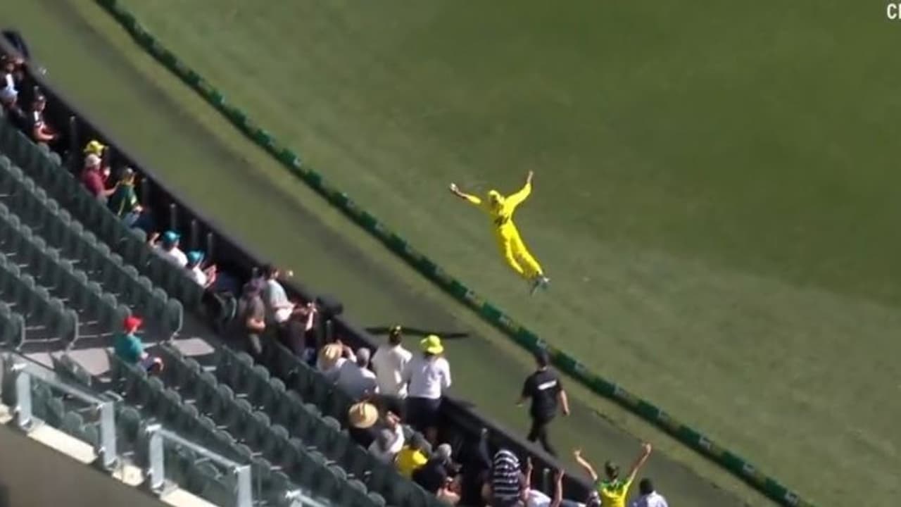 ऑस्ट्रेलिया बनाम इंग्लैंड वनडे मैच: एश्टन एगर की ऐसी फील्डिंग देखकर दंग रह जाएंगे आप, वीडियो हुआ वायरल ऑस्ट्रेलिया बनाम इंग्लैंड वनडे मैच: एश्टन एगर की ऐसी फील्डिंग देखकर दंग रह जाएंगे आप, वीडियो हुआ वायरल