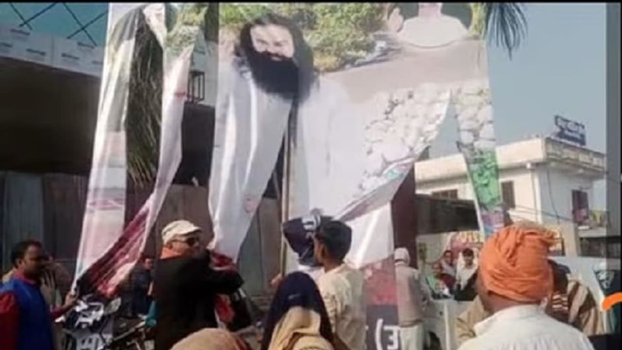 शाहजहांपुर: राम रहीम के ऑनलाइन सत्संग में विहिप नेताओं ने किया हाई वोल्टेज ड्रामा, फाड़े गए पोस्टर शाहजहांपुर: राम रहीम के ऑनलाइन सत्संग में विहिप नेताओं ने किया हाई वोल्टेज ड्रामा, फाड़े गए पोस्टर