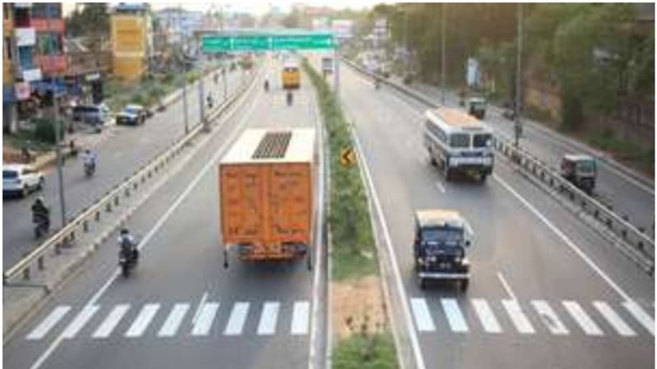 റോഡ് ആറുവരിയാണെന്നു കരുതി 'ആറാടരുത്', പണികിട്ടും; മുന്നറിയിപ്പുമായി എംവിഡി! റോഡ് ആറുവരിയാണെന്നു കരുതി 'ആറാടരുത്', പണികിട്ടും; മുന്നറിയിപ്പുമായി എംവിഡി!