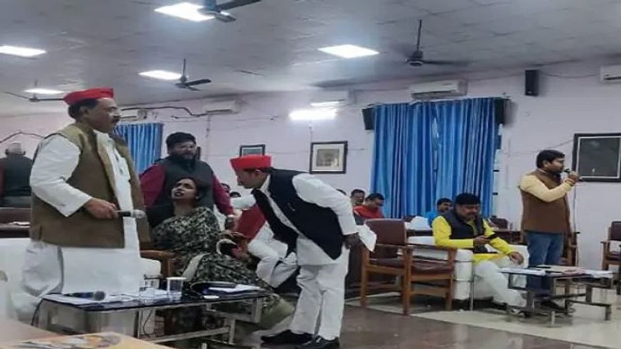 नगर निगम सदन में BJP SP पार्षद आपस में भिड़े, सपा विधायक रविदास ने सरकार की नीतियों को लेकर साधा निशाना 