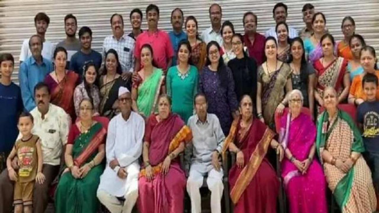 ഒരു വീട്ടില് 72 പേര്; ദിവസം വേണ്ടത് 10 ലിറ്റര് പാല്, ആയിരക്കണക്കിന് രൂപയുടെ ഭക്ഷ്യവസ്തുക്കള്! ഒരു വീട്ടില് 72 പേര്; ദിവസം വേണ്ടത് 10 ലിറ്റര് പാല്, ആയിരക്കണക്കിന് രൂപയുടെ ഭക്ഷ്യവസ്തുക്കള്!