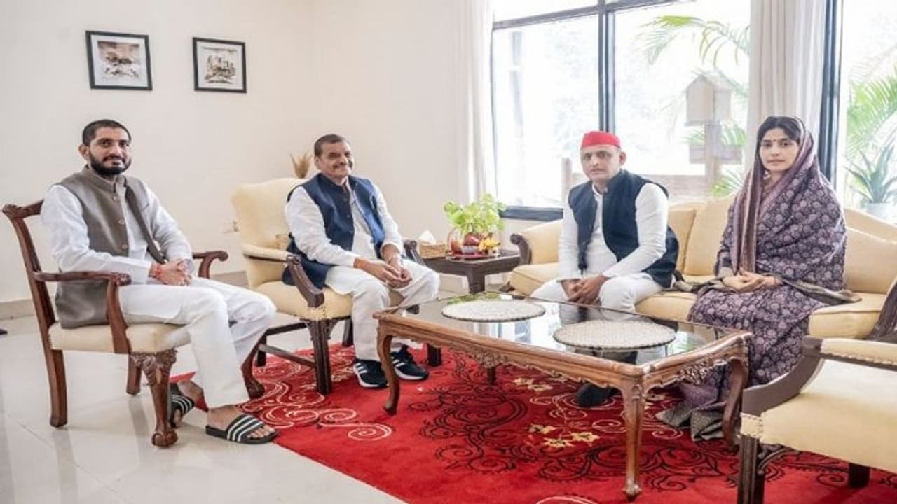 मैनपुरी उपचुनाव से पहले चाचा शिवपाल से मिले अखिलेश और डिंपल, ट्वीट पर तस्वीर साझा कर लिखी ये बात मैनपुरी उपचुनाव से पहले चाचा शिवपाल से मिले अखिलेश और डिंपल, ट्वीट पर तस्वीर साझा कर लिखी ये बात