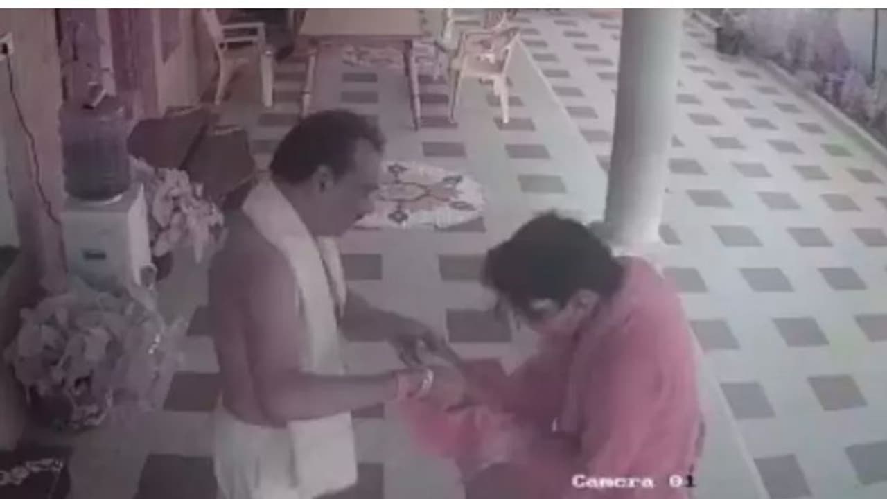 കാഷായ വസ്ത്രം ധരിച്ച് ഭിക്ഷതേടിയെത്തി, ധാന്യം നൽകിയ ടിഡിപി നേതാവനെ അരിവാളിന് വെട്ടി കാഷായ വസ്ത്രം ധരിച്ച് ഭിക്ഷതേടിയെത്തി, ധാന്യം നൽകിയ ടിഡിപി നേതാവനെ അരിവാളിന് വെട്ടി