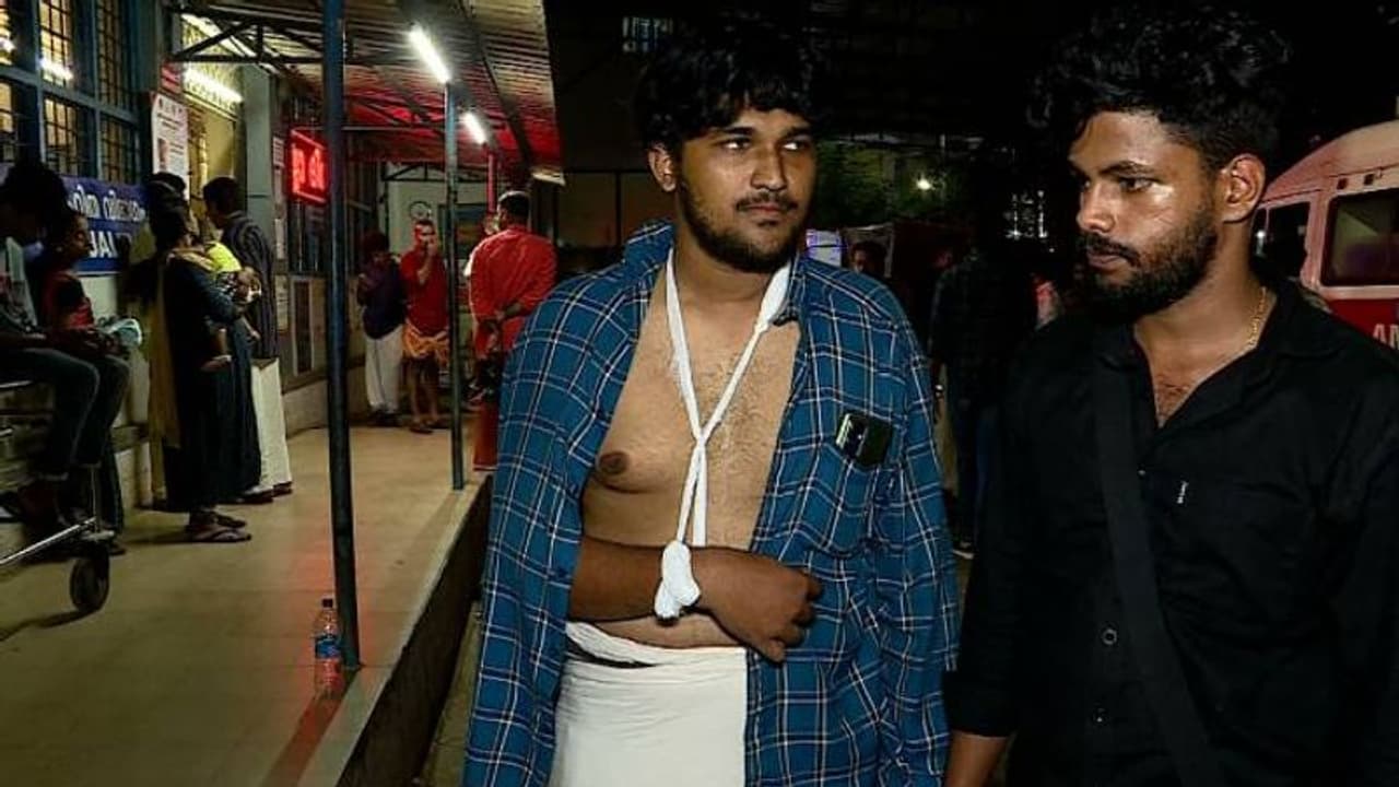 എസ്എഫ്ഐ പ്രവർത്തകരും പൊലീസും തമ്മിൽ സംഘർഷം; നാല് പേർക്ക് പരിക്ക് എസ്എഫ്ഐ പ്രവർത്തകരും പൊലീസും തമ്മിൽ സംഘർഷം; നാല് പേർക്ക് പരിക്ക്