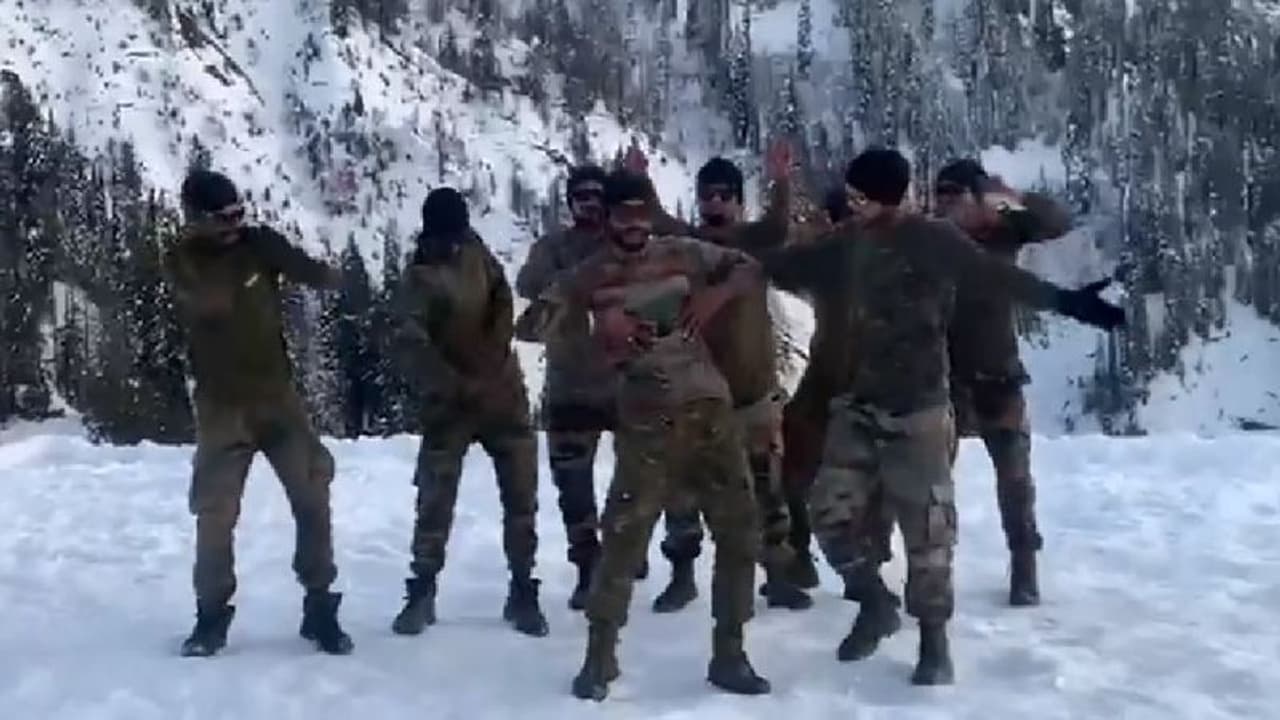 ಕಾಲ ಚಸ್ಮಾ ಹಾಡಿಗೆ ಮೈ ಕೊರೆಯುವ ಚಳಿಯ ನಡುವೆ ಯೋಧರ ಡಾನ್ಸ್