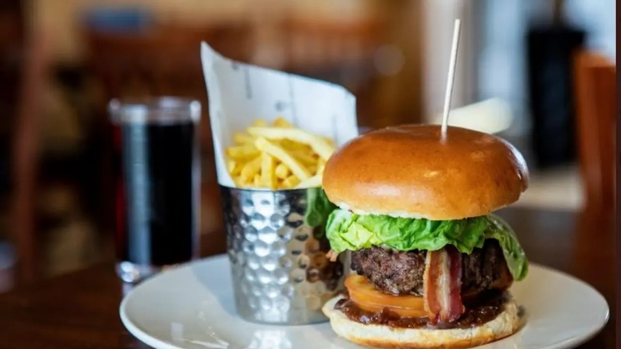 FIFA World Cup: 3800 रुपये का बर्गर 3400 की कॉफी ने बढ़ाई टेंशन, फीफा वर्ल्डकप में महंगे भोजन से फैंस नाराज FIFA World Cup: 3800 रुपये का बर्गर 3400 की कॉफी ने बढ़ाई टेंशन, फीफा वर्ल्डकप में महंगे भोजन से फैंस नाराज