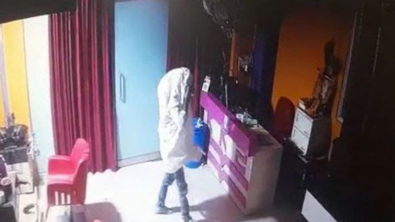 राजस्थान के इस चोर की हरकत चौंका देगी आपको: फायर सेफ्टी पाइप से ब्यूटी पार्लर में घुसा, फिर करने लगा ये काम राजस्थान के इस चोर की हरकत चौंका देगी आपको: फायर सेफ्टी पाइप से ब्यूटी पार्लर में घुसा, फिर करने लगा ये काम