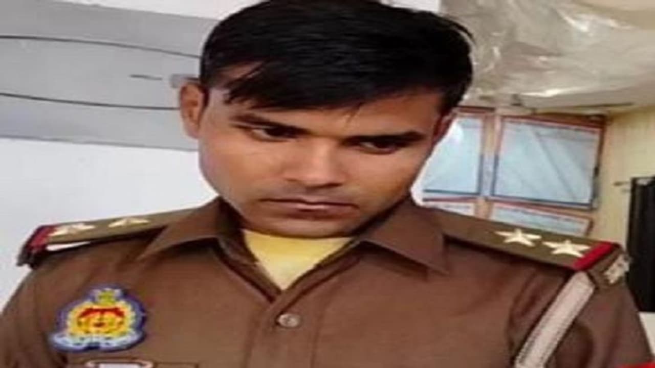 फेसबुक पर हुई दोस्ती, फिर शादी करने बरेली पहुंचा फर्जी दरोगा, महिला वकील के सवालों में फंसकर हुआ खुलासा फेसबुक पर हुई दोस्ती, फिर शादी करने बरेली पहुंचा फर्जी दरोगा, महिला वकील के सवालों में फंसकर हुआ खुलासा