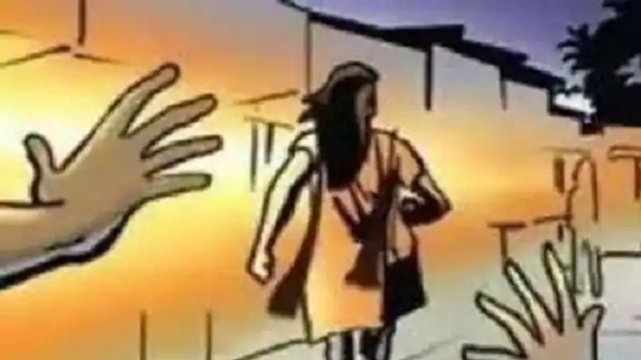 ಬಾಲಕಿಗೆ ನಡುರಸ್ತೆಯಲ್ಲೇ ಲೈಂಗಿಕ ಕಿರುಕುಳ; ಆರೋಪಿ ರಕ್ಷಿಸಲು ಪಂಚಾಯಿತಿ ಕರೆದ ಸ್ಥಳೀಯರು! ಬಾಲಕಿಗೆ ನಡುರಸ್ತೆಯಲ್ಲೇ ಲೈಂಗಿಕ ಕಿರುಕುಳ; ಆರೋಪಿ ರಕ್ಷಿಸಲು ಪಂಚಾಯಿತಿ ಕರೆದ ಸ್ಥಳೀಯರು!