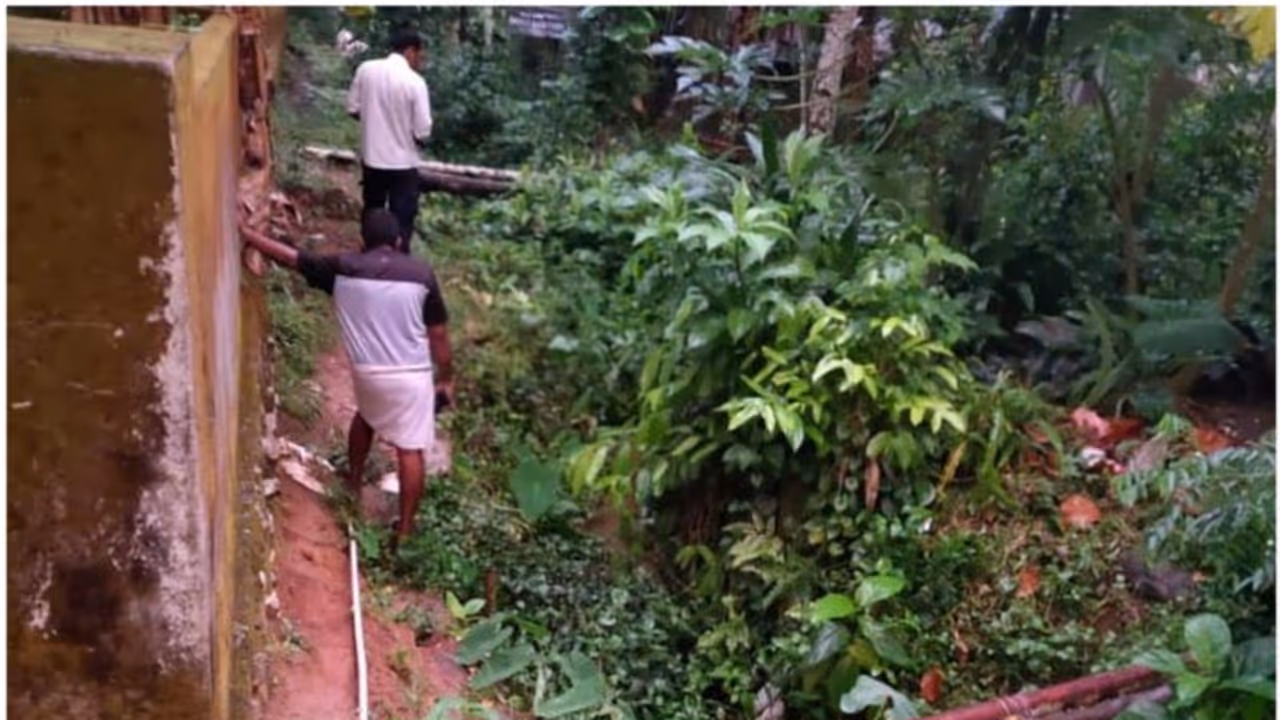 തോടിനും മതിലിനും ഇടയിലെ ഒറ്റവരി പാതയില് സര്ക്കസ് കളിക്കണം; മുപ്പതോളം കുടുംബങ്ങള്ക്ക് വീട്ടിലെത്താന് തോടിനും മതിലിനും ഇടയിലെ ഒറ്റവരി പാതയില് സര്ക്കസ് കളിക്കണം; മുപ്പതോളം കുടുംബങ്ങള്ക്ക് വീട്ടിലെത്താന്