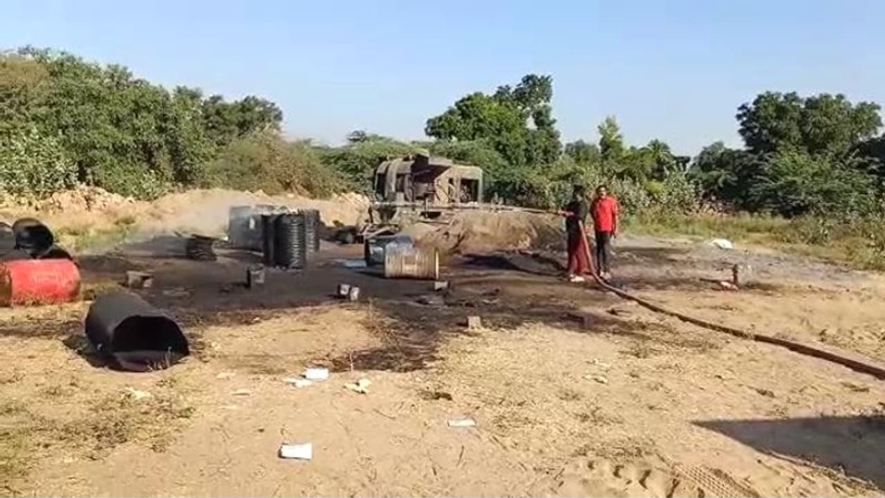 राजस्थान में दर्दनाक हादसाः 5 मजदूरों पर गिरा खौलता हुआ डामर, 1 की गई जान, 4 गंभीर हालत में पहुंचे हॉस्पिटल राजस्थान में दर्दनाक हादसाः 5 मजदूरों पर गिरा खौलता हुआ डामर, 1 की गई जान, 4 गंभीर हालत में पहुंचे हॉस्पिटल