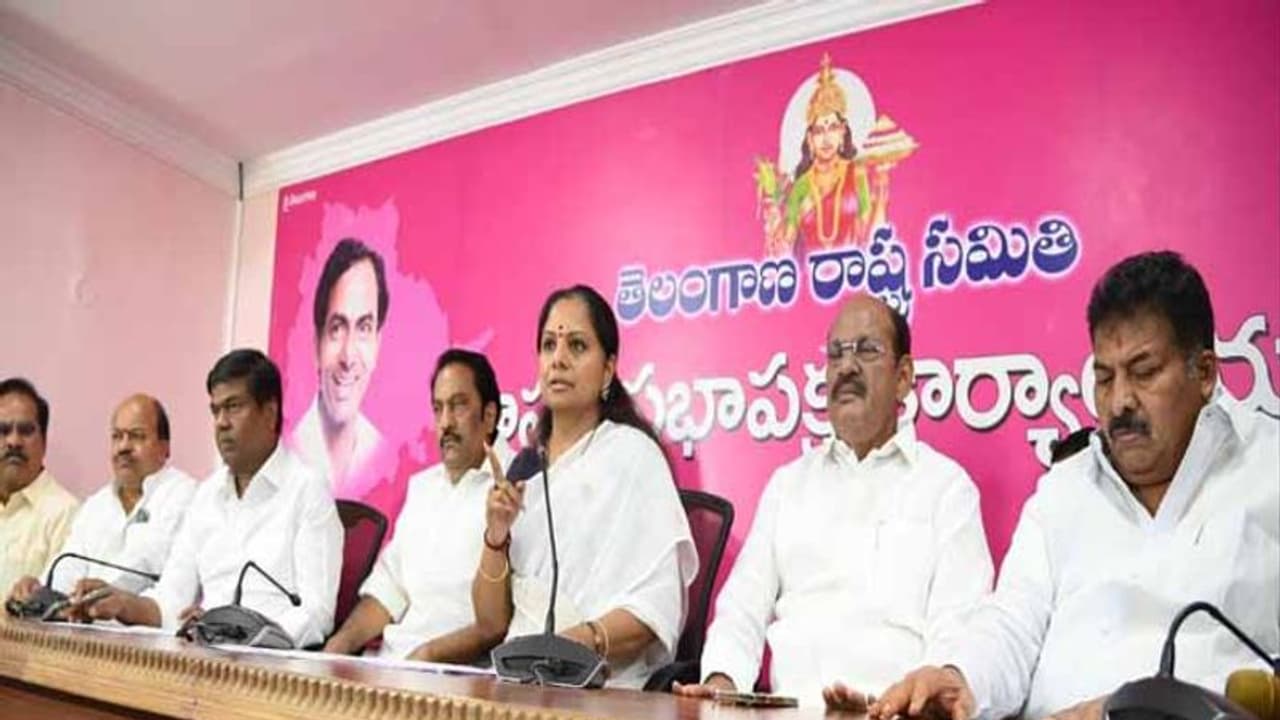 నోటీసులపై కల్వకుంట్ల కవిత స్పందన... ముందు ఆ రెండు డాక్యుమెంట్లు పంపండి : సీబీఐకి లేఖ నోటీసులపై కల్వకుంట్ల కవిత స్పందన... ముందు ఆ రెండు డాక్యుమెంట్లు పంపండి : సీబీఐకి లేఖ