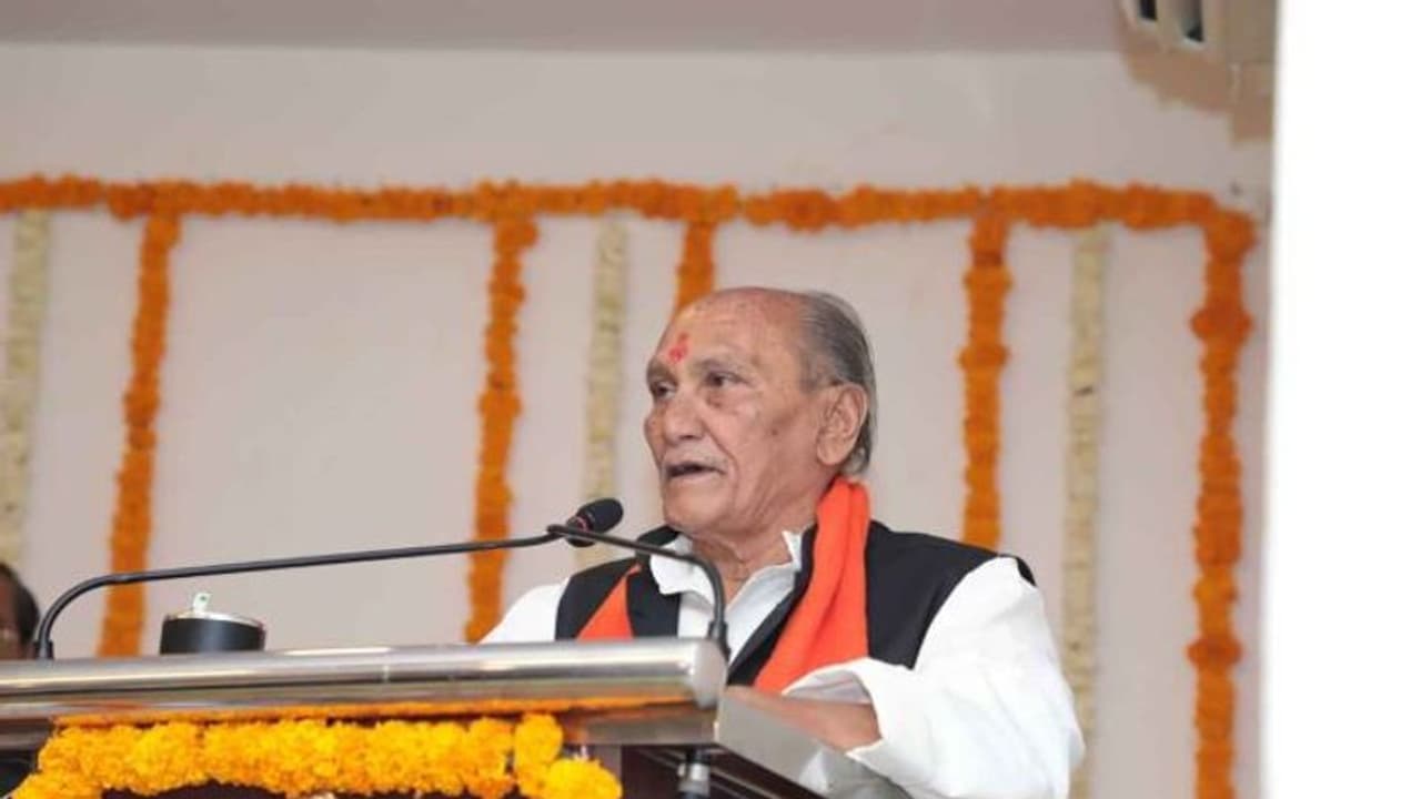 BJP ने गुजरात में 7 बार MLA रहे इस नेता के लिए तोड़ा नियम.. अंतिम वक्त पर बुलाकर दिया टिकट, मेनका के हैं भाई 