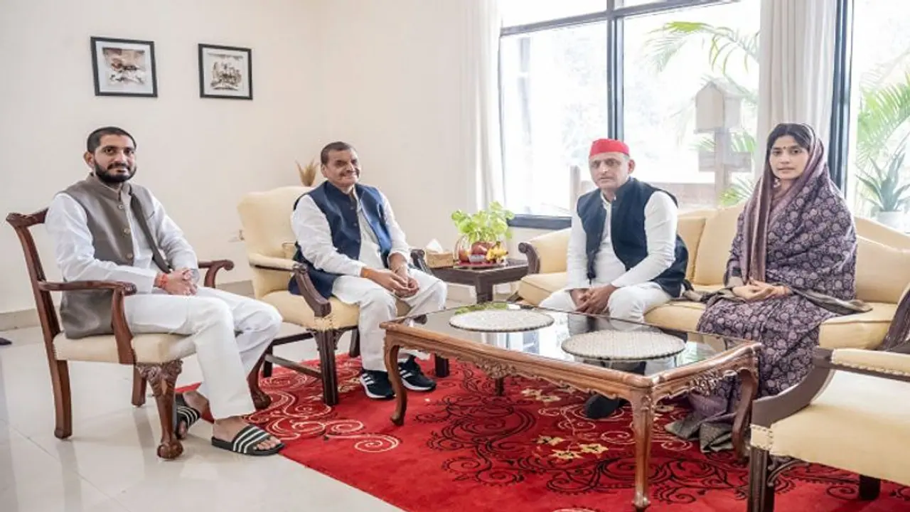 मैनपुरी उपचुनाव के पहले साथ आए अखिलेश और चाचा शिवपाल यादव, जानिए क्या हैं इस तस्वीर के 5 मायने