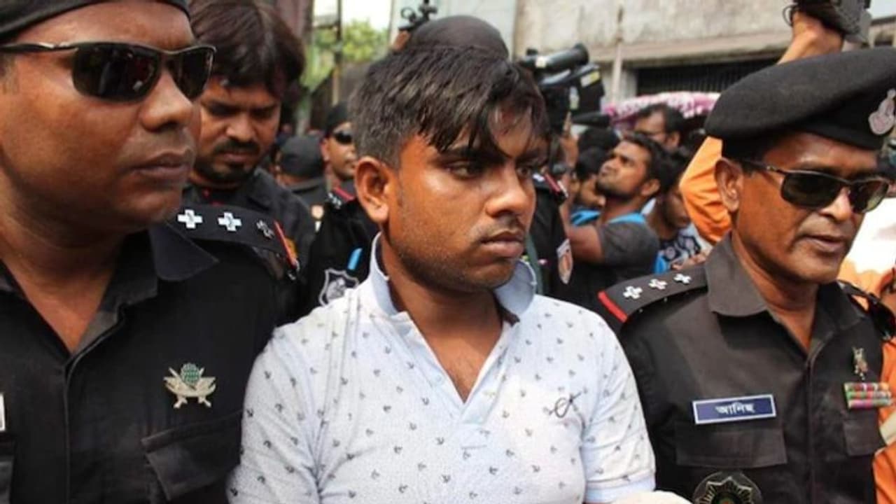 டெல்லியைப் போன்றே வங்கதேசத்திலும் காதலித்த இளம் பெண்ணை பல துண்டுகளாக வெட்டிக் கொன்ற காதலன்! டெல்லியைப் போன்றே வங்கதேசத்திலும் காதலித்த இளம் பெண்ணை பல துண்டுகளாக வெட்டிக் கொன்ற காதலன்!