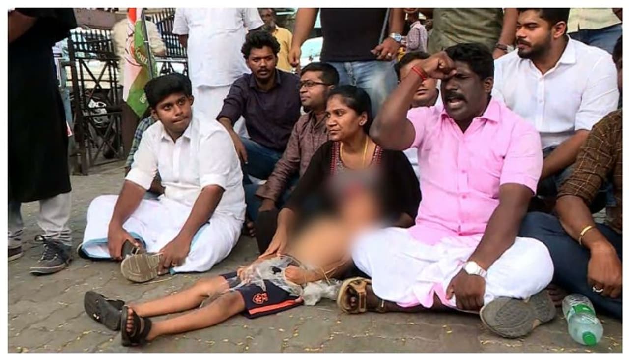5 വയസുകാരനെ ഉടുപ്പില്ലാതെ നിലത്തുകിടത്തി, അതിരുവിട്ട പ്രതിഷേധവുമായി യൂത്ത് കോണ്‍ഗ്രസ്