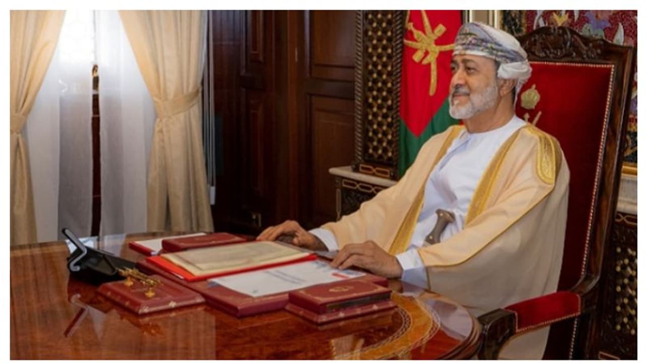 ഒമാനില് ഔദ്യോഗിക അവധി ദിനങ്ങള് പ്രഖ്യാപിച്ച് സുല്ത്താന്റെ ഉത്തരവ്; സ്വകാര്യ മേഖലയ്ക്കും ബാധകം ഒമാനില് ഔദ്യോഗിക അവധി ദിനങ്ങള് പ്രഖ്യാപിച്ച് സുല്ത്താന്റെ ഉത്തരവ്; സ്വകാര്യ മേഖലയ്ക്കും ബാധകം