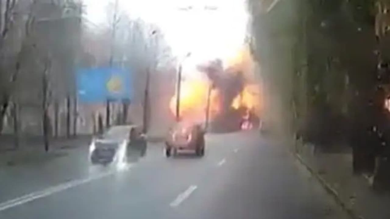 റോഡില് പെട്ടെന്ന് സ്ഫോടനം, തീയും പുകയും; ഉക്രെയ്മനില് നിന്നുള്ള ഭയാനകമായ ദൃശ്യം റോഡില് പെട്ടെന്ന് സ്ഫോടനം, തീയും പുകയും; ഉക്രെയ്മനില് നിന്നുള്ള ഭയാനകമായ ദൃശ്യം