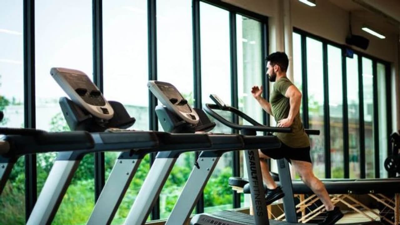 Treadmill ல் ஓடிய போது மின்சாரம் தாக்கி இளைஞர் உயிரிழப்பு.. ஜிம்மில் நடந்த சோகம்..