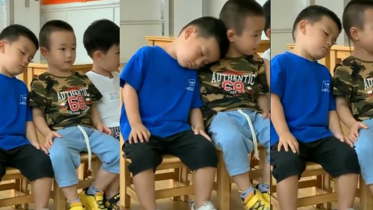 ಇಂಥಾ ಸ್ನೇಹಿತರು ನಿಮಗೂ ಇದ್ದಾರಾ? ನಿದ್ದೆಗೆ ಜಾರಿದ ಸಹಪಾಠಿಗೆ ಹೆಗಲು ಕೊಟ್ಟ ಸ್ನೇಹಿತ..!