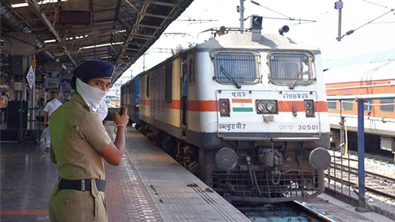 Cancel Trains : 19 नवंबर को कैंसिल हुईं 136 ट्रेन, यात्रा से पहले चेक कर लें अपनी गाड़ी का स्टेटस Cancel Trains : 19 नवंबर को कैंसिल हुईं 136 ट्रेन, यात्रा से पहले चेक कर लें अपनी गाड़ी का स्टेटस
