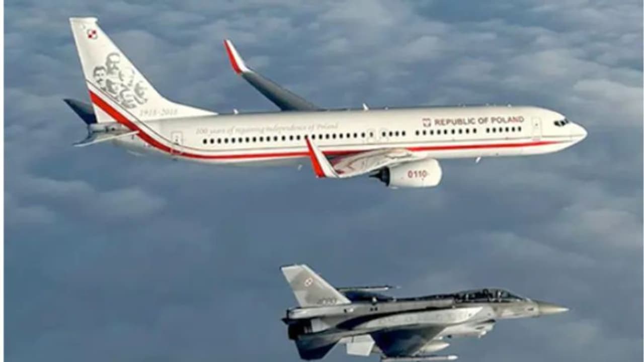 ഫുട്ബോള് ലോകകപ്പ്: യുദ്ധവിമാനങ്ങളുടെ അകമ്പടിയില് പോളണ്ട് ടീമിന്റെ യാത്ര വീഡിയോ ഫുട്ബോള് ലോകകപ്പ്: യുദ്ധവിമാനങ്ങളുടെ അകമ്പടിയില് പോളണ്ട് ടീമിന്റെ യാത്ര വീഡിയോ