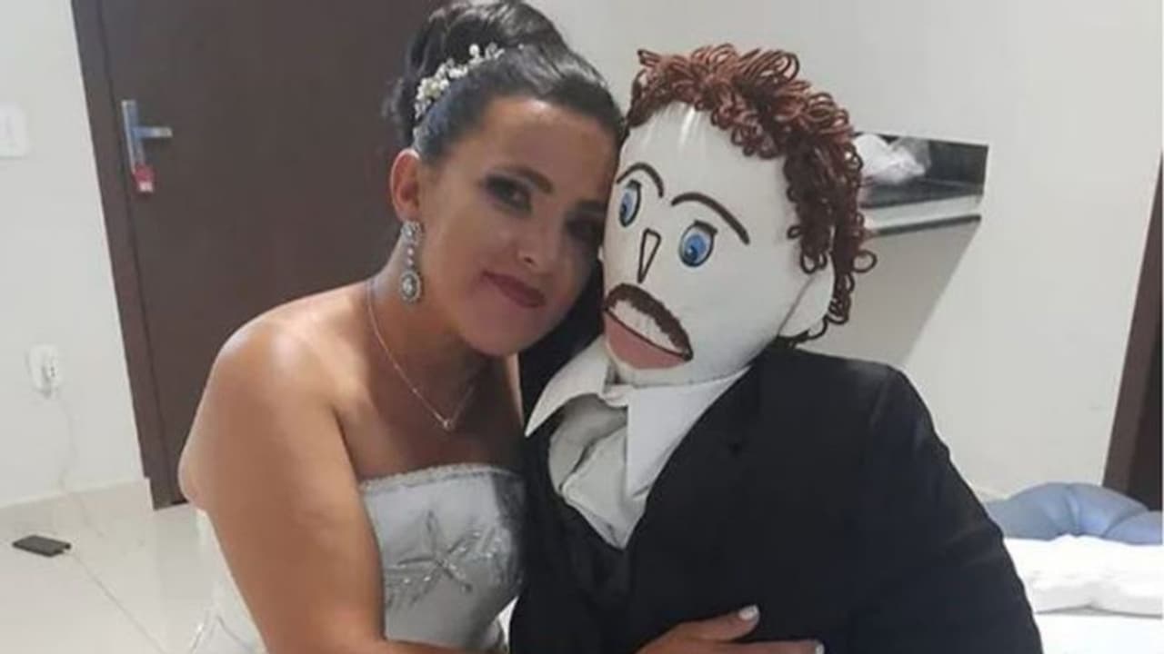 പാവ ഭര്‍ത്താവ് ചതിച്ചു, മറ്റൊരു സ്ത്രീയുമായി ബന്ധം; വേര്‍പിരിയാനൊരുങ്ങി യുവതി