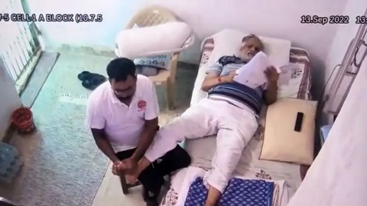 ದೆಹಲಿಯ ತಿಹಾರ್ ಜೈಲಿನಲ್ಲಿ ಆಪ್ ಸಚಿವ ಸತ್ಯೇಂದ್ರ ಜೈನ್ಗೆ ಮಸಾಜ್: ವಿಡಿಯೋ ವೈರಲ್..! ದೆಹಲಿಯ ತಿಹಾರ್ ಜೈಲಿನಲ್ಲಿ ಆಪ್ ಸಚಿವ ಸತ್ಯೇಂದ್ರ ಜೈನ್ಗೆ ಮಸಾಜ್: ವಿಡಿಯೋ ವೈರಲ್..!