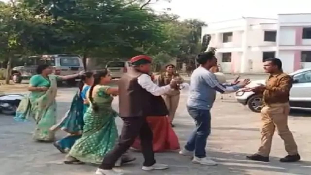 झांसी: SSP ऑफिस में घुसकर ससुराल वालों ने किया हाई वोल्टेज ड्रामा, सिपाही से मारपीट कर फाड़ी वर्दी झांसी: SSP ऑफिस में घुसकर ससुराल वालों ने किया हाई वोल्टेज ड्रामा, सिपाही से मारपीट कर फाड़ी वर्दी