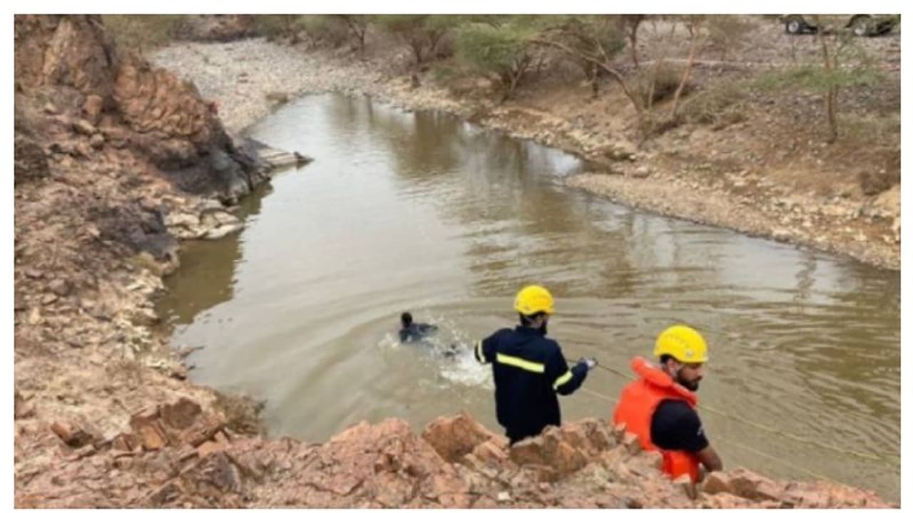 दर्दनाक हादसाः खेलते खेलते टंकी बनाने के लिए खुदे गड्ढे में भरे पानी मे गिरे 3 मासूम, नतीजा... दर्दनाक हादसाः खेलते खेलते टंकी बनाने के लिए खुदे गड्ढे में भरे पानी मे गिरे 3 मासूम, नतीजा...