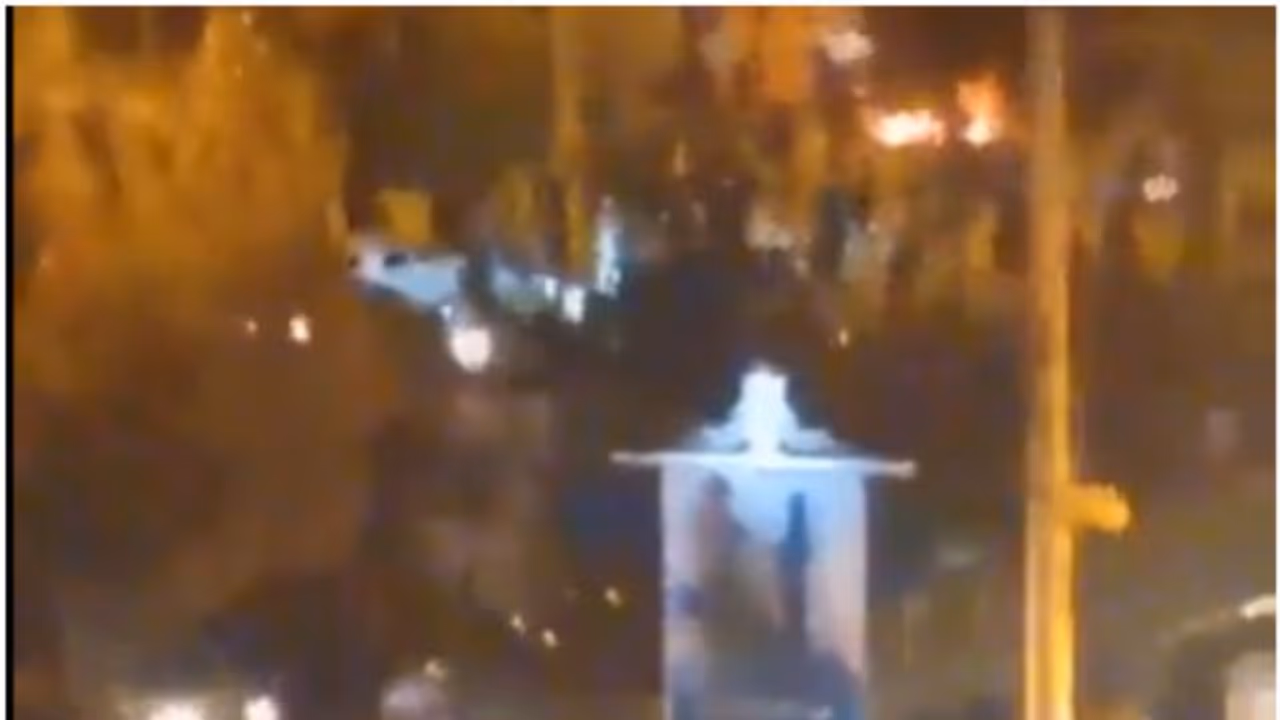 ആളിക്കത്തി ഇറാന്; പ്രക്ഷോഭകാരികള് അയത്തുള്ള ഖൊമേനിയുടെ വീടിന് തീയിട്ടു ആളിക്കത്തി ഇറാന്; പ്രക്ഷോഭകാരികള് അയത്തുള്ള ഖൊമേനിയുടെ വീടിന് തീയിട്ടു