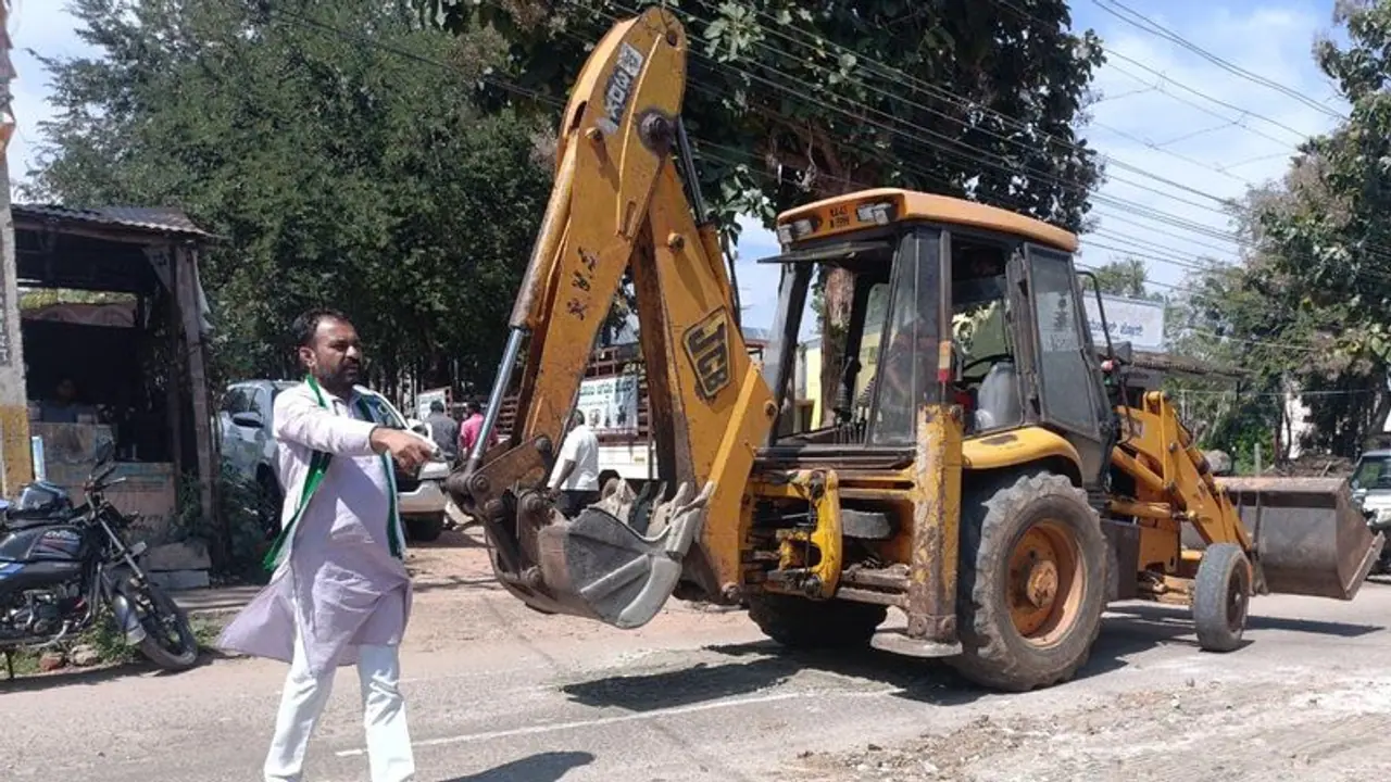 ನಿವೃತ್ತ ಯೋಧನನ್ನು ಬಲಿ ಪಡೆದ ರಸ್ತೆ ಗುಂಡಿಗಳನ್ನು ಸ್ವಂತ ಖರ್ಚಿನಲ್ಲಿ ಮುಚ್ಚಿದ ಜೆಡಿಎಸ್ ವಕ್ತಾರ ನಿವೃತ್ತ ಯೋಧನನ್ನು ಬಲಿ ಪಡೆದ ರಸ್ತೆ ಗುಂಡಿಗಳನ್ನು ಸ್ವಂತ ಖರ್ಚಿನಲ್ಲಿ ಮುಚ್ಚಿದ ಜೆಡಿಎಸ್ ವಕ್ತಾರ