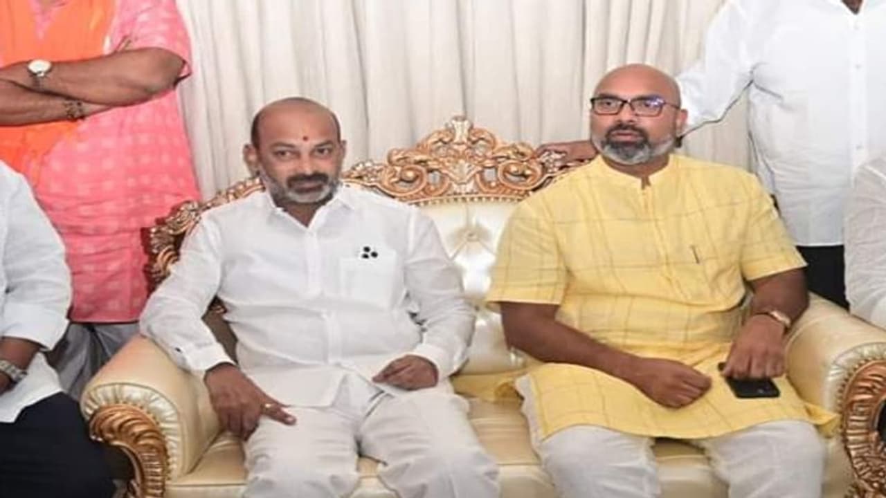 పోలీసులు సహకారంతోనే అరవింద్ ఇంటిపై దాడి.. దాడి ఘటనపై కేసీఆర్ తక్షణమే స్పందించాలి: బండి సంజయ్ పోలీసులు సహకారంతోనే అరవింద్ ఇంటిపై దాడి.. దాడి ఘటనపై కేసీఆర్ తక్షణమే స్పందించాలి: బండి సంజయ్