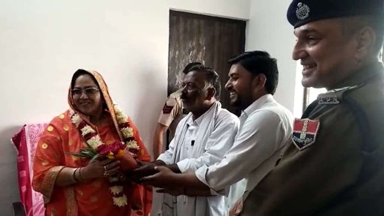 राजस्थान की महिला MLA ने कहा फूलों से काम ना चलेगा, कार्यकर्ताओं ने पहना दी 500 500 रु. के नोटों की माला राजस्थान की महिला MLA ने कहा फूलों से काम ना चलेगा, कार्यकर्ताओं ने पहना दी 500 500 रु. के नोटों की माला