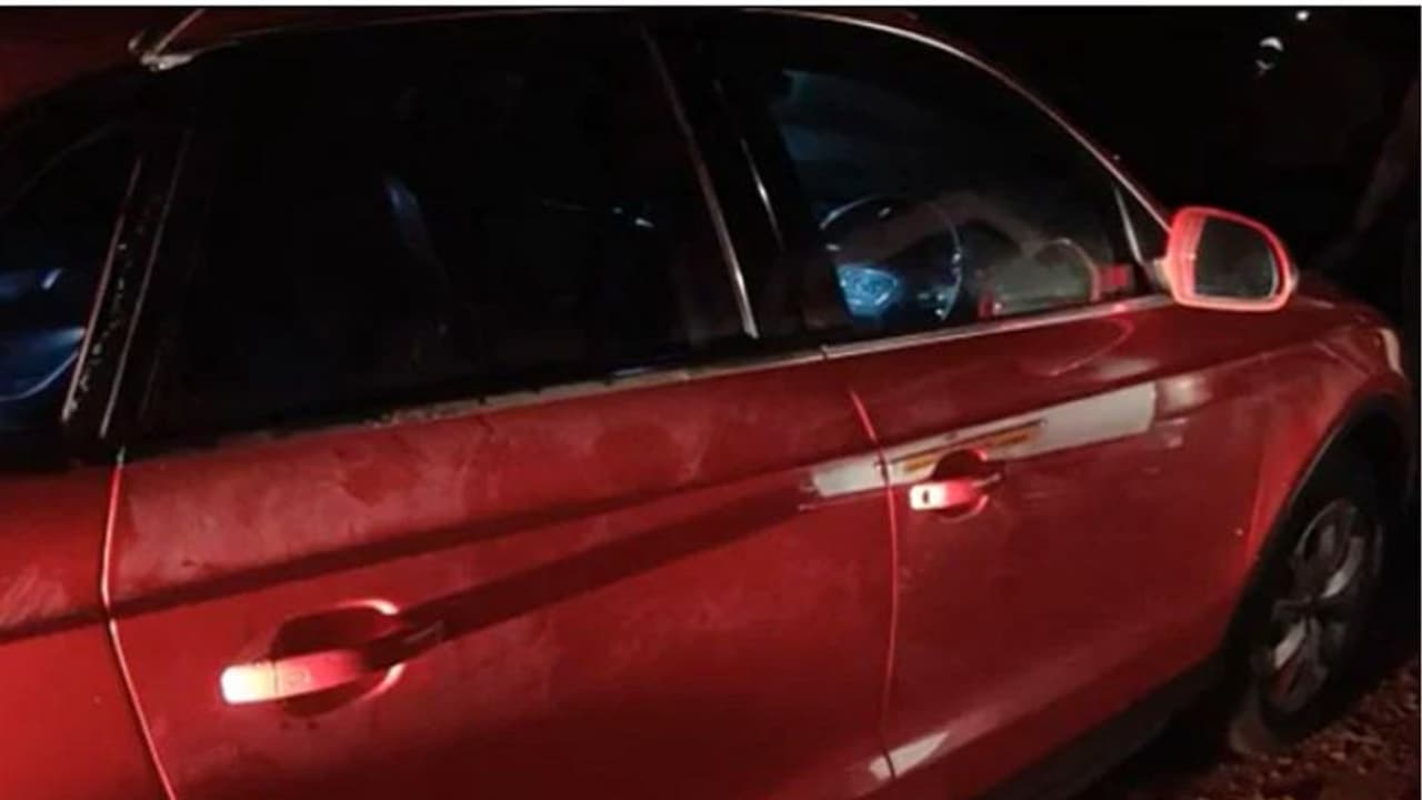 ഹൈവേയിൽ നിർത്തിയിട്ട ഒഡി കാറിനുള്ളിൽ മുറിവുകളോടെ മൃതദേഹം, കൊലപാതകത്തിന് കേസെടുത്ത് പൊലീസ് ഹൈവേയിൽ നിർത്തിയിട്ട ഒഡി കാറിനുള്ളിൽ മുറിവുകളോടെ മൃതദേഹം, കൊലപാതകത്തിന് കേസെടുത്ത് പൊലീസ്