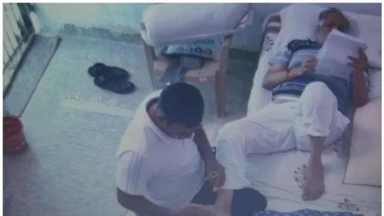 മുറി വൃത്തിയാക്കുക, കിടക്ക ഒരുക്കുക, ഭക്ഷണം എത്തിക്കുക; സത്യേന്ദറിനായി ജയിലിൽ നിയോ​ഗിച്ചത് പത്തുപേരെ