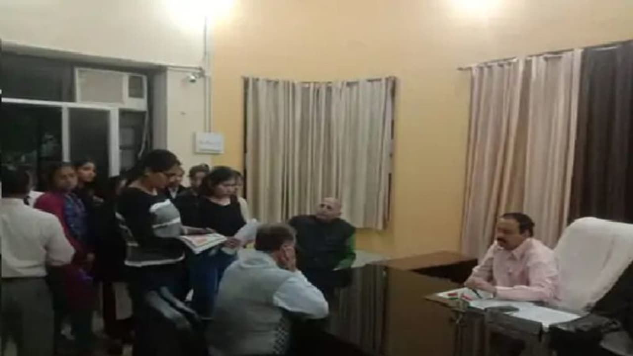 पीजी कॉलेज में महिला प्रोफेसर का गंदा वीडियो बनाने वाला आरोपी गिरफ्तार, छात्राओं ने सुरक्षा को लेकर उठाए सवाल पीजी कॉलेज में महिला प्रोफेसर का गंदा वीडियो बनाने वाला आरोपी गिरफ्तार, छात्राओं ने सुरक्षा को लेकर उठाए सवाल